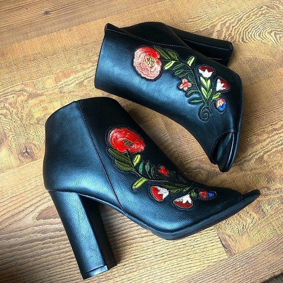 Bamboo NWOTs Black Floral Embroidered Patch Open Toe Wedge Heel Booties Size 8.5 - Picture 2 of 9